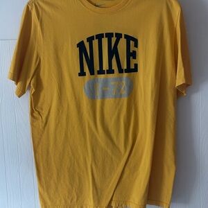 Nike Men's Gold Graphic Tee Gym Pump Cover
